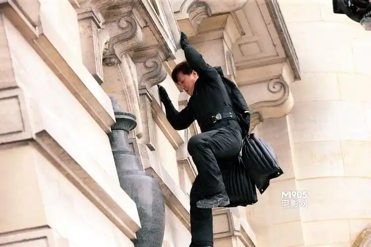 成龙动作场面变身蜘蛛侠 屋顶飞檐走壁显身手