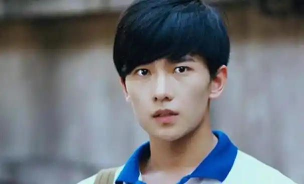 杨洋是一位备受关注的年轻演员,他的颜值和身材一直是他的招牌,让人