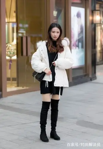 冬天选择黑色高筒靴,配上肉色打底裤,不仅有美感,还很洋气