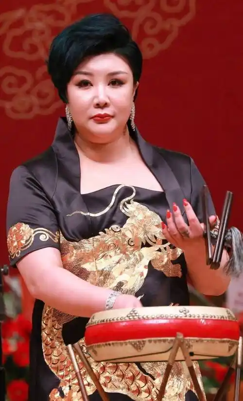 2000年,抛弃郭麒麟的生母胡中惠,后来赴日美,有了自己的事业