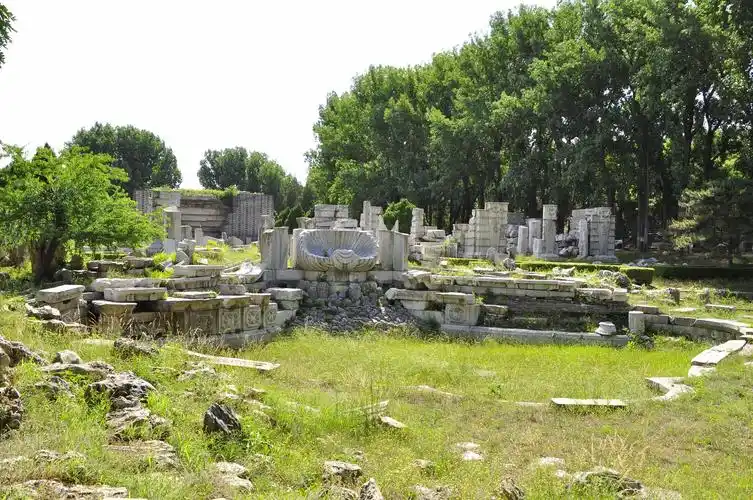 走进圆明园的西洋楼遗址