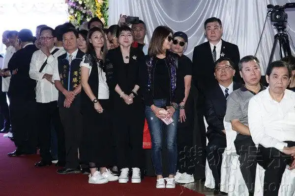 猪哥亮告别仪式儿子女儿都到齐 郭采洁跪地痛哭