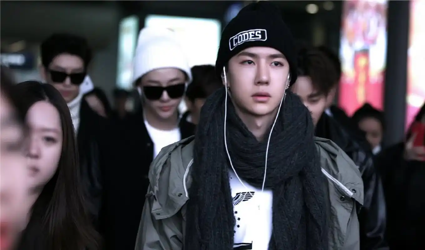 2015年王一博从首尔飞到北京,不知道王一博在和哥哥们在聊什么呢?