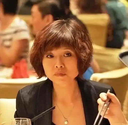 刀郎的妻子朱梅近照,样貌出众,在一袭旗袍的映衬下,曲线很完美