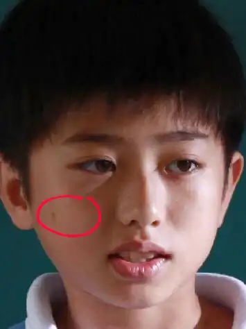 蔡徐坤,左脸凌厉,右脸柔和