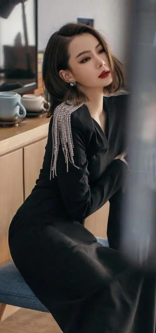 高冷女王戚薇高清手机壁纸