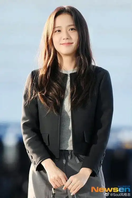 今日现身仁川机场的金智秀温婉动人的气质秀秀