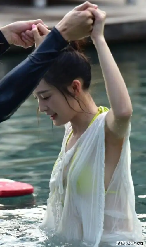 李沁穿薄纱衣被水给打湿?周围的朋友却很绅士