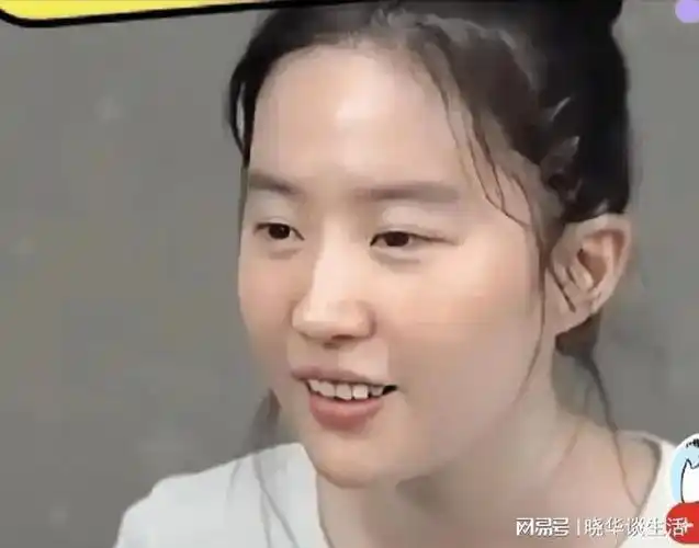 刘亦菲素颜照曝光眼睛狭小牙齿细长凸出似假牙网友直呼幻灭