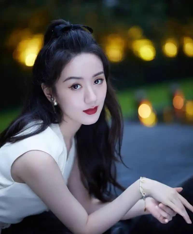 千娇百媚,艳若桃李的#袁冰妍# 窈窕身材,婀娜多姿,清纯甜美,气质非凡