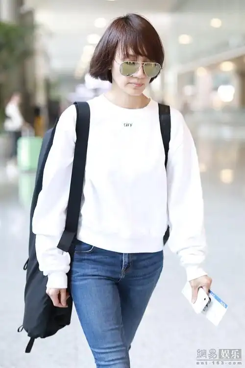 袁泉白卫衣牛仔裤素颜亮相简约干练