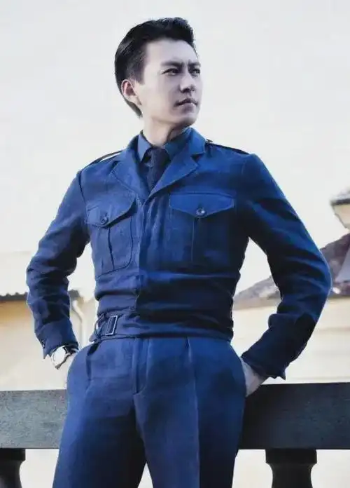 以靳东的形象和外表,可以想象得到,他如果穿上军装,会是多么帅气,威武
