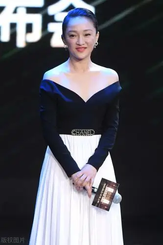 46岁周迅近照很有女人味岁月不饶人