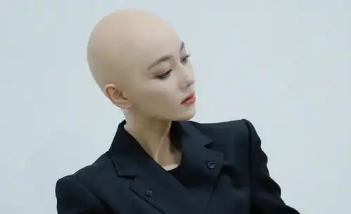 有种"整容"叫张馨予光头,展现精致五官,颜值高啥造型都hold住