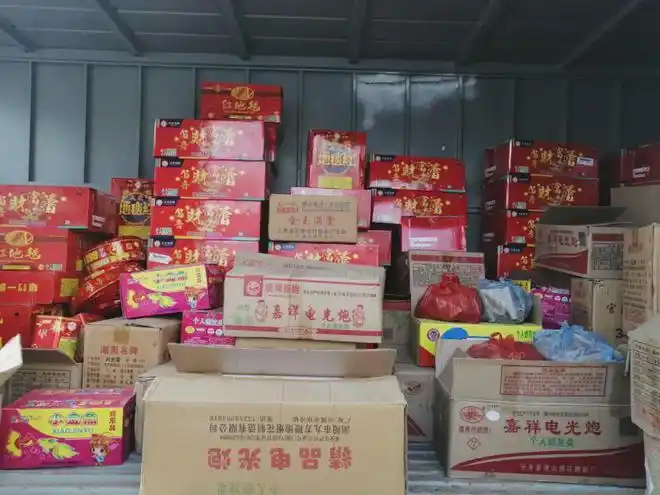 孟村公安在一民房内查扣一批烟花爆竹