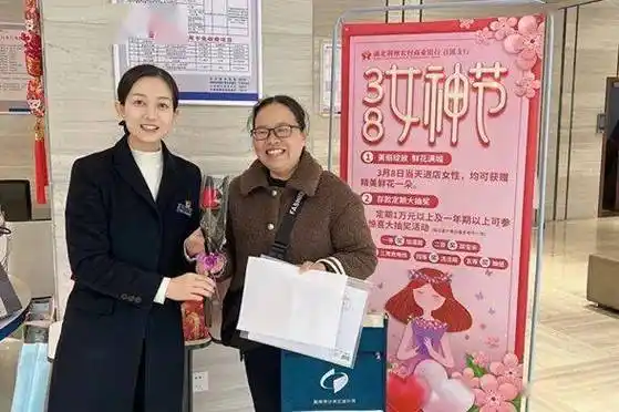 用心用情铸就服务之美——记荆州农商银行直属支行营业部大堂经理