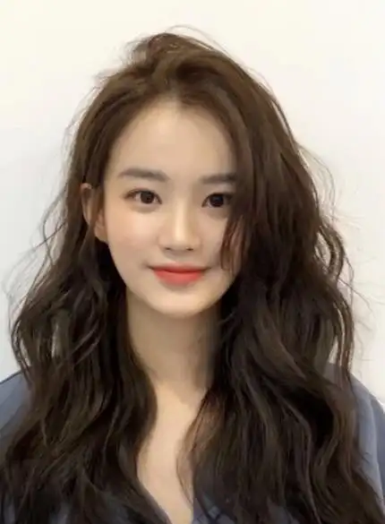 卷发发型女2022最新款,复古风中的时尚典范