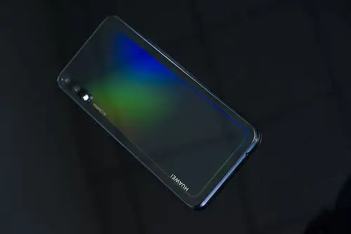 华为畅享10图赏全息幻彩带来五彩斑斓的黑