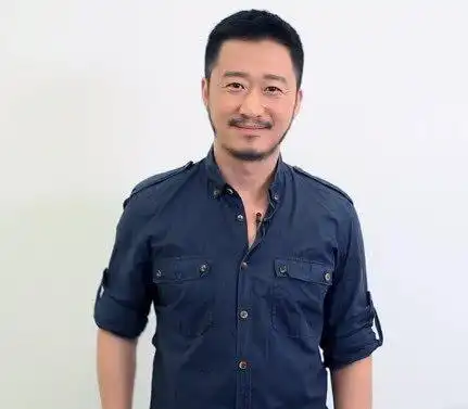 很接地气,吴京胡子越来越长,变成粗犷硬汉!