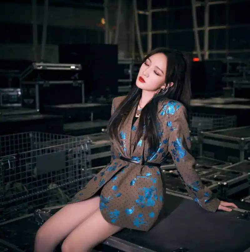 "浪姐"孟佳甜美可人,身材高挑,性感妖娆,才华和颜值并存