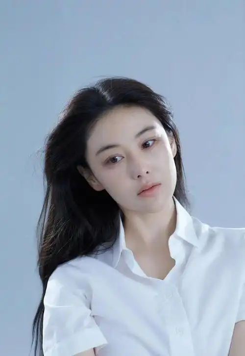 张馨予晒妈妈摘枇杷照片,妈妈时尚又年轻,状态真好[爱慕]