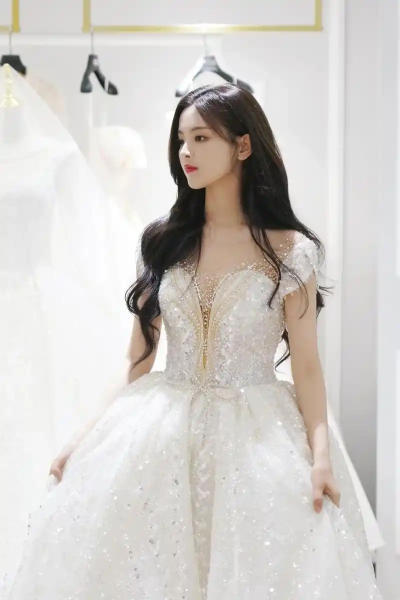 美女杨超越穿碎钻裙秀深v香肩冰肌玉骨性感撩人