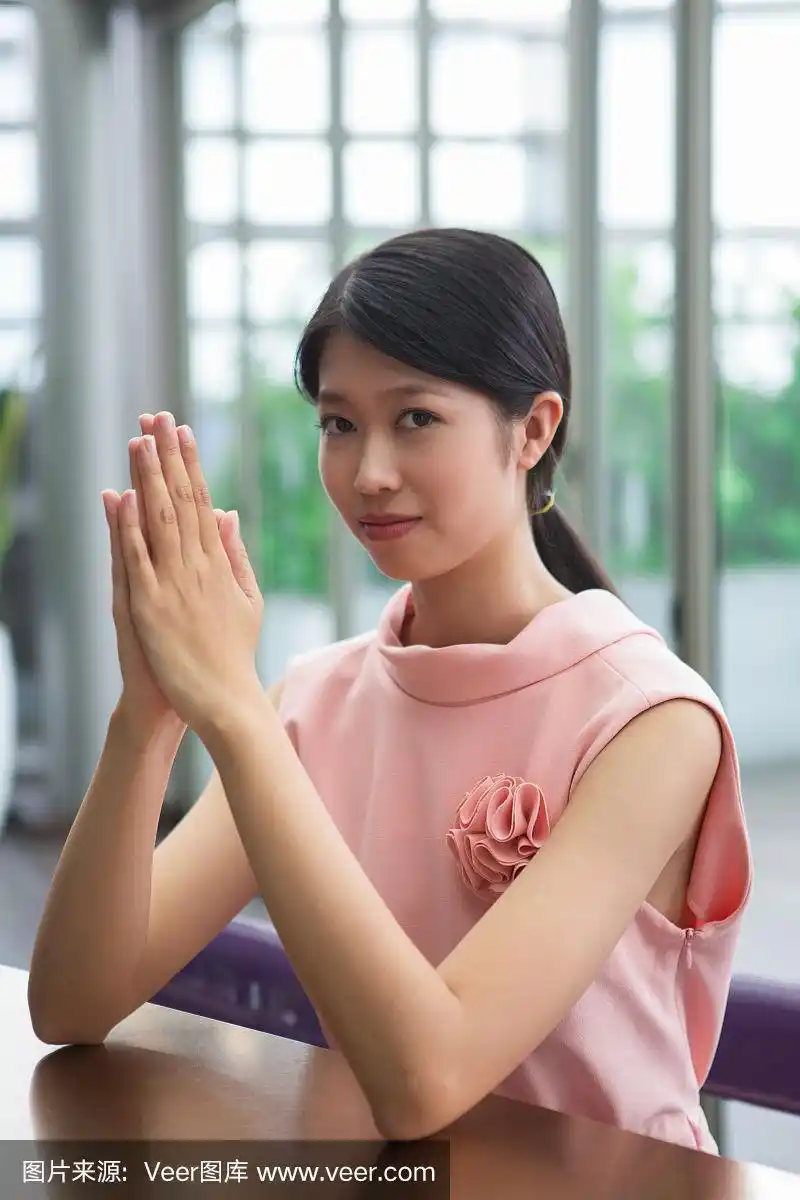 双手合十的严肃亚洲女人