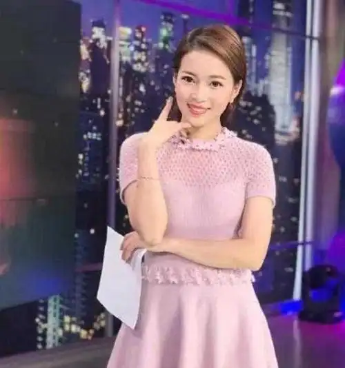 回顾她是东方卫视主持人,曾风光出嫁,离婚后11年独自抚养儿子长大