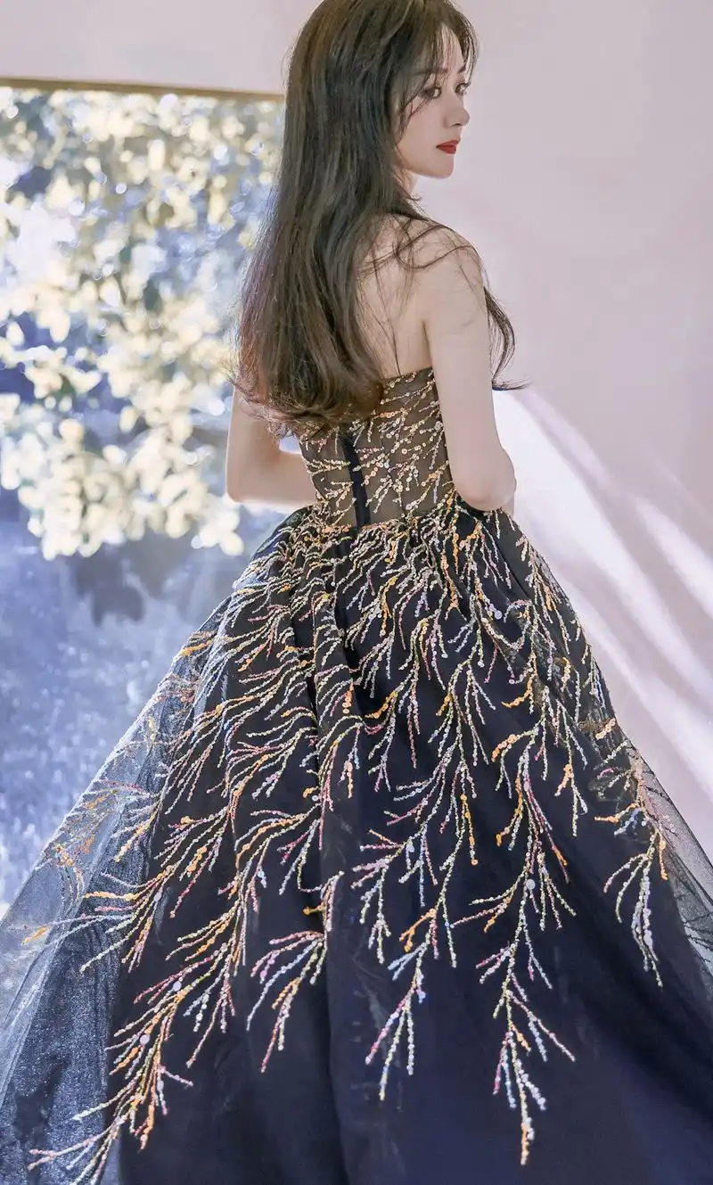 赵丽颖星光大赏三组造型:黑色礼服优雅蓝裙温婉,粉色礼服美炸天