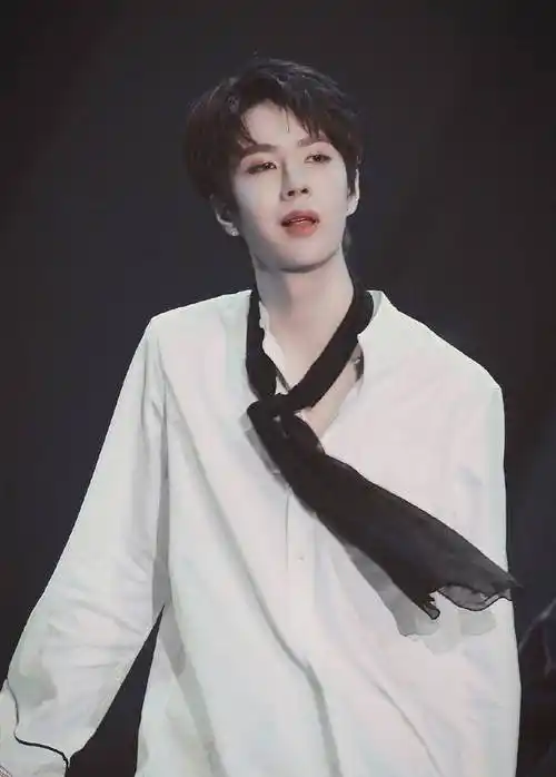 王一博证件照曝光,网友:和节目中差太多!_照片_肖战_少年