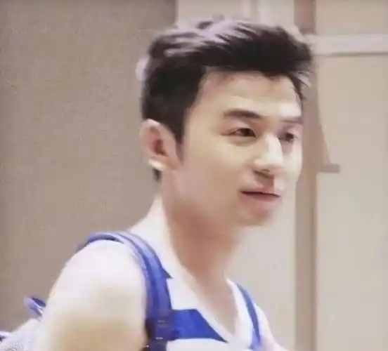 都说沈腾年轻时长的帅,看到年轻时的雷佳音,才知啥叫国民校草