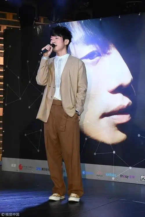 张栋梁裸色针织衫咖色阔腿裤 同色系装扮似治愈系文艺男神