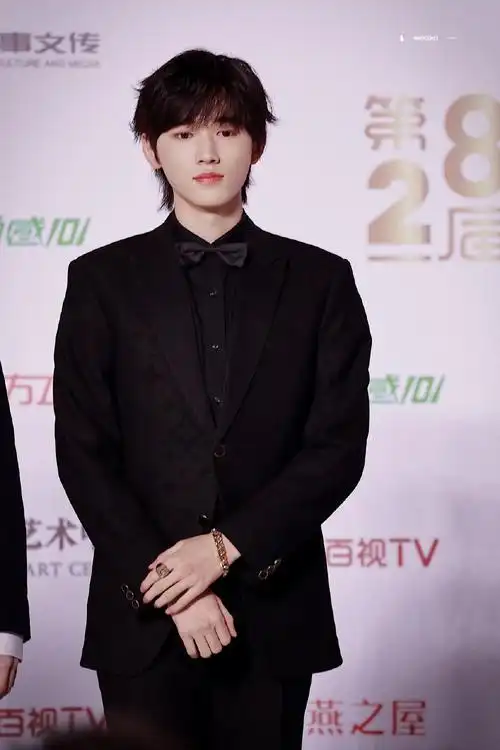 宋亚轩东方风云榜红毯饭拍 黑色西装造型,好正!_高清图集_新浪网