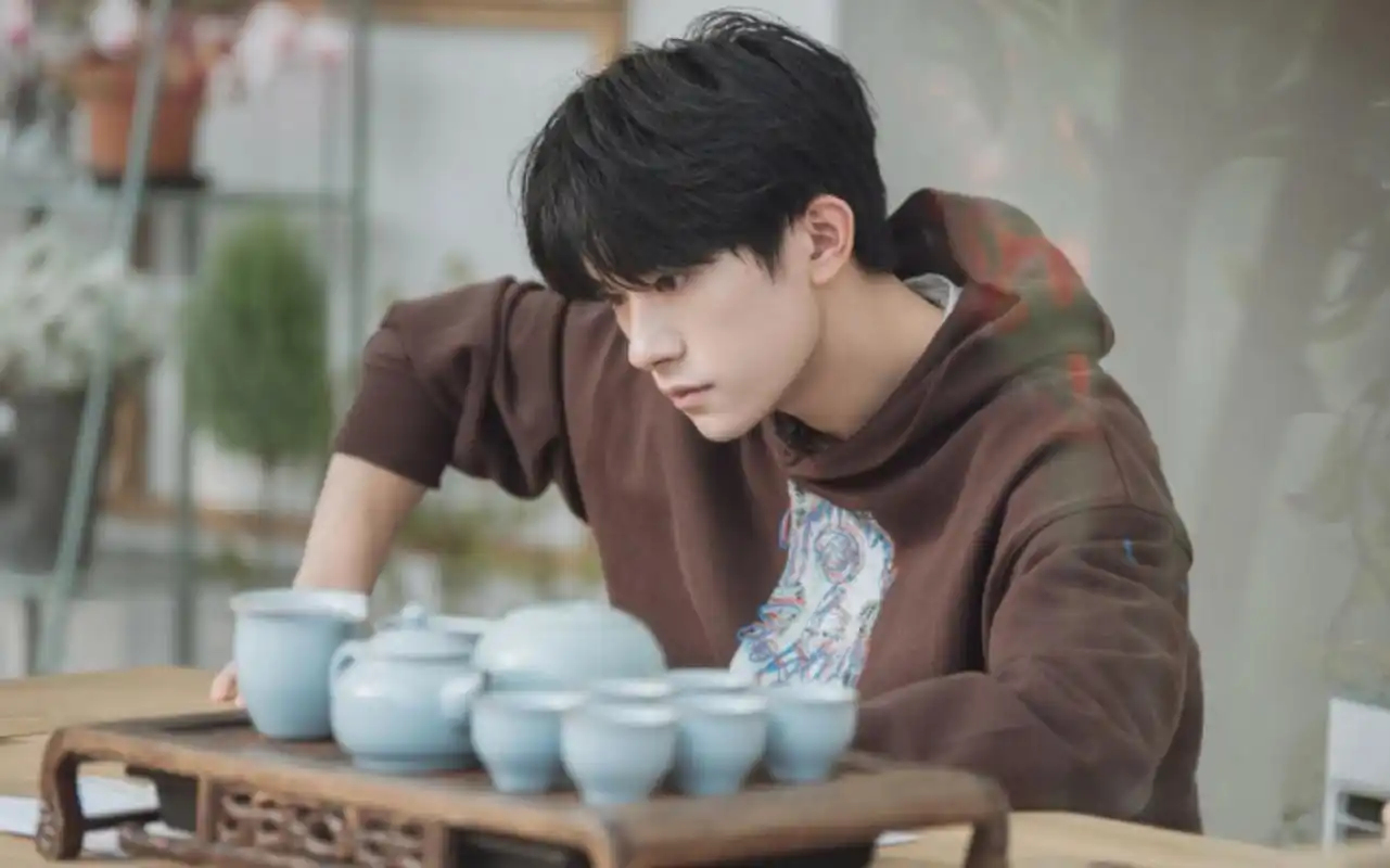 易烊千玺给人一种邻家大哥哥的感觉,5日,他的新造型曝光,只见他穿者