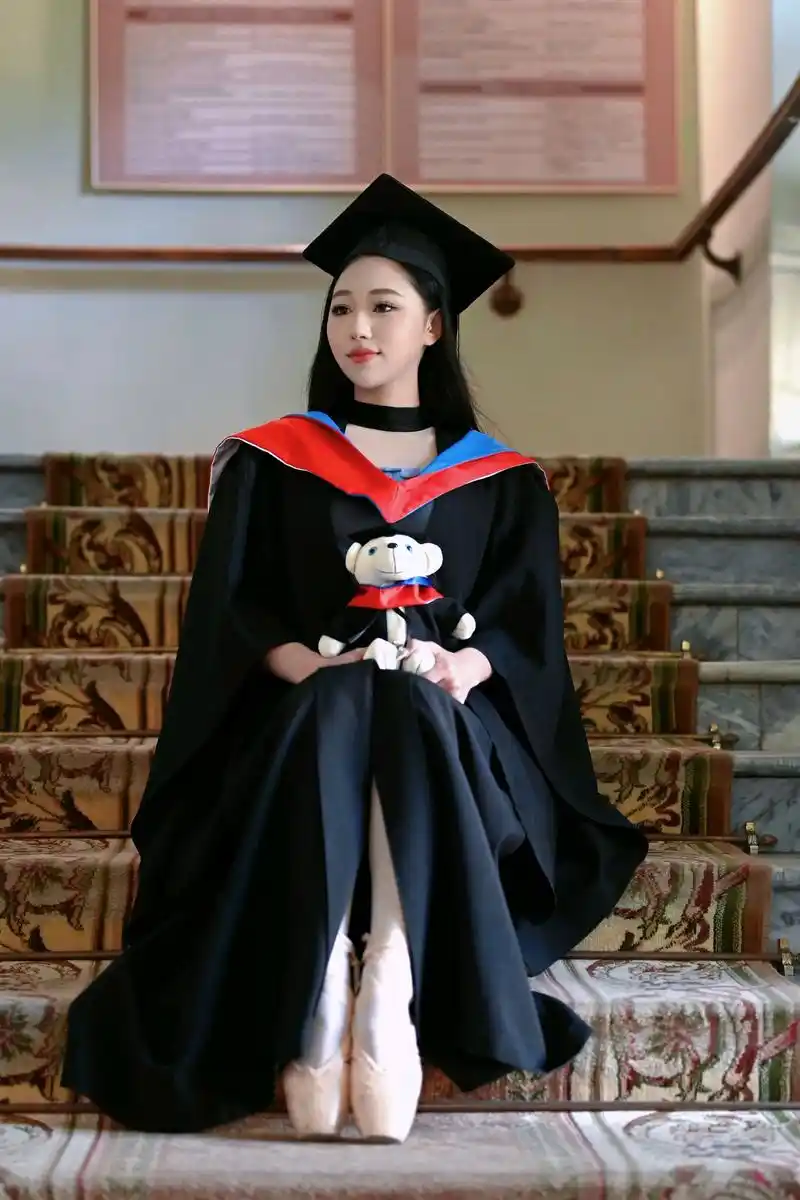 学士服搭配白色连裤袜:穿搭中的时尚魅力与青春活力