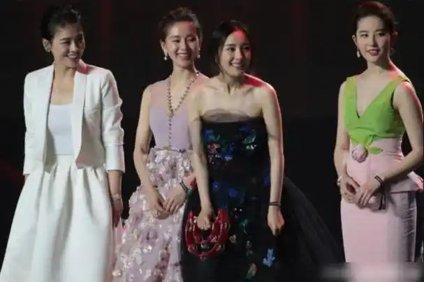 杨幂刘亦菲"神仙同框",对比15年前合照,终于明白减肥的重要性