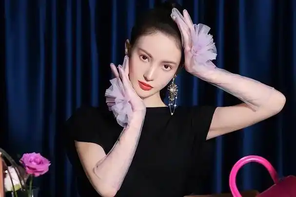 金晨花样姐姐泳装出圈!网友:我的好兄弟