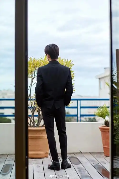 背影杀手果然名不虚传,爱了#易烊千玺黑色西装随拍