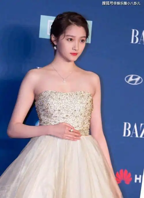 在此之前,关晓彤前段时间也自称自己的身高超过1米7,而她区区体重只有