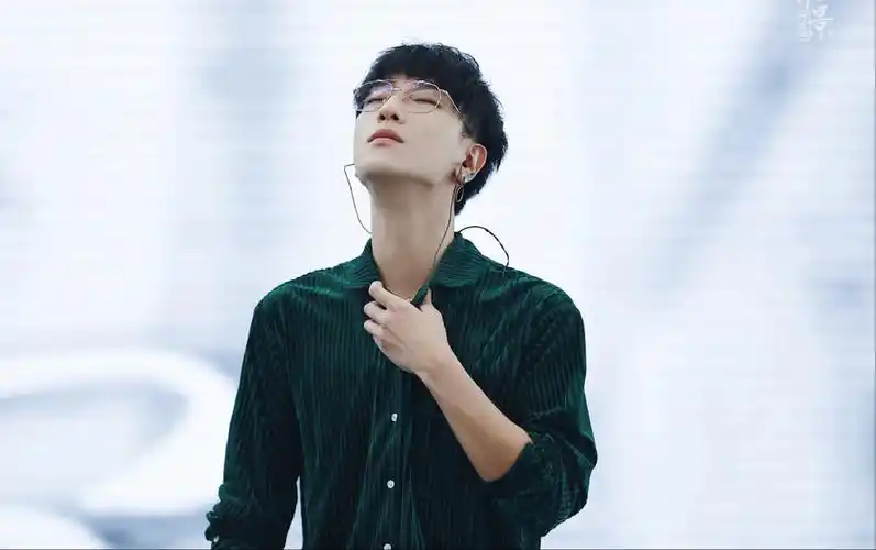 景向谁依依然爱你一闪一闪亮晶晶满天都是谢竹星