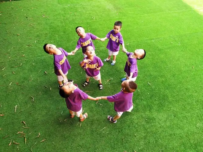 拍照的女同学,各种折腾的造型和摆幼儿园毕业照摆拍造型真真创意十足