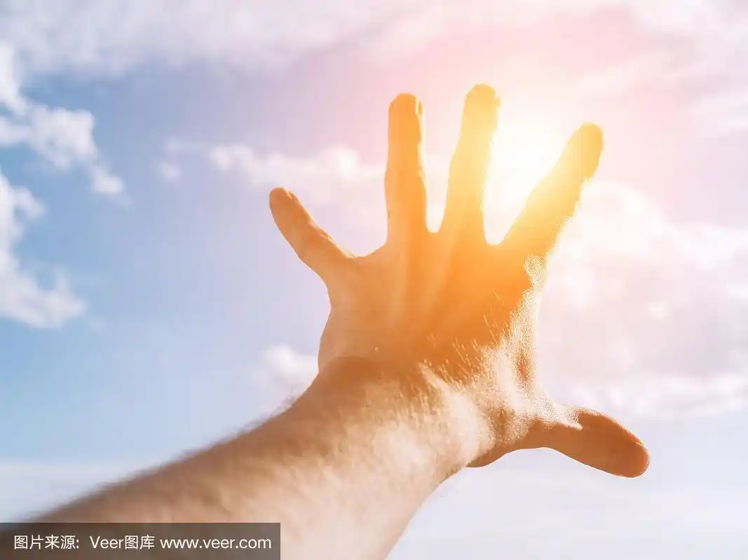 一只伸向天空的手.