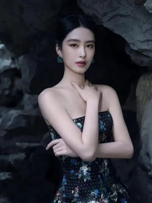 杨采钰身穿m essential抹胸裙亮相glass杰作大赏