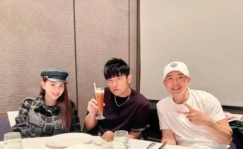 周杰伦减肥成功瘦回巅峰,刘畊宏晒合照强调没修图_周董_奶茶_作品