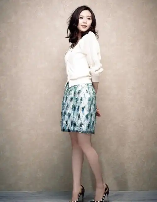 1/6再说她的身材,刘诗诗身高165公分,从个头讲不算哎,属于中上游的个