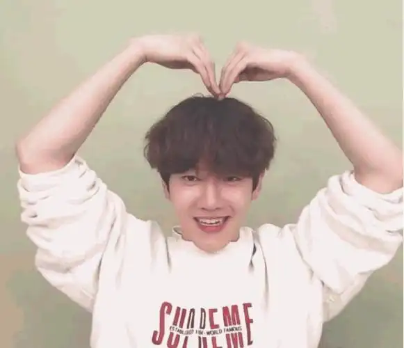 另外在直播中,边伯贤也为粉丝送上了福利,无论是比心还是wink都带来了