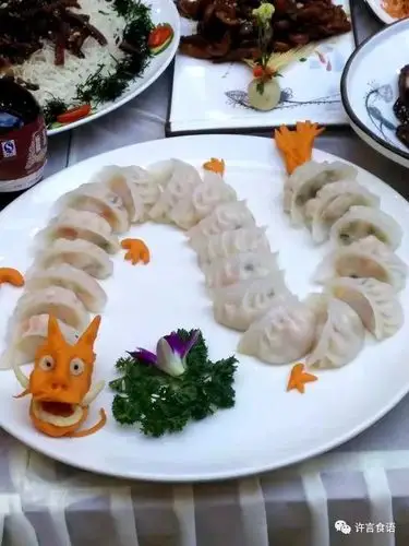 蒸饺摆出了龙的造型,倒也别致.鱼,这种造型第一次看到.炸制功夫了得.