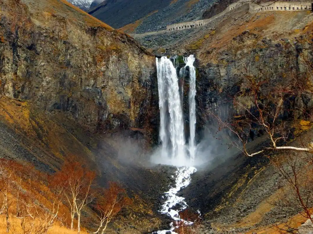长白之巅,飞瀑如练:探秘长白山瀑布的壮丽奇观