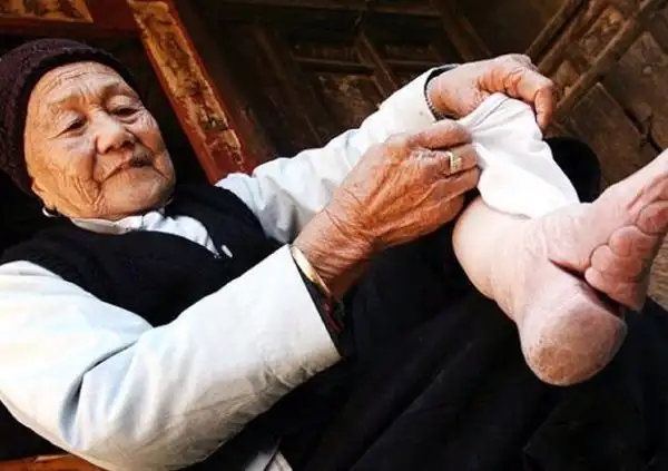 1,缠足的起源;虽然缠足是众所周知的,但历史专家并不确定这种做法是