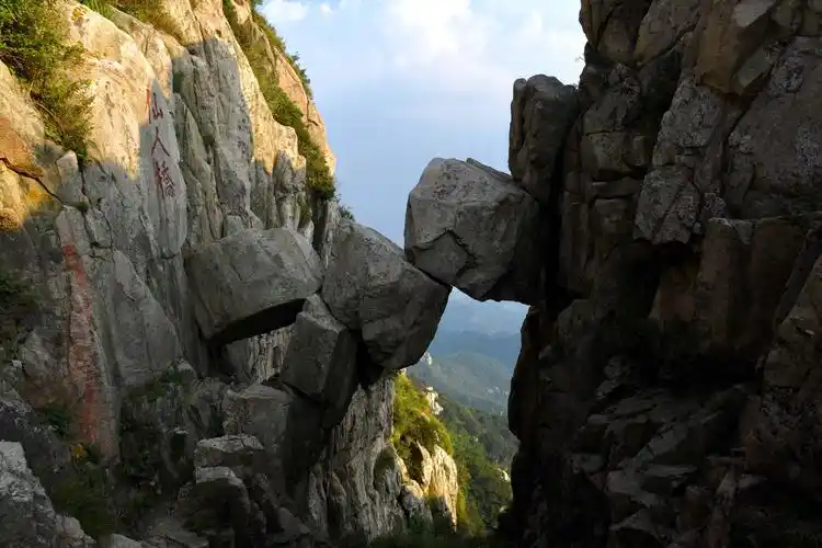 著名的仙人桥景观,三块巨石嵌在两崖之间天然形成.